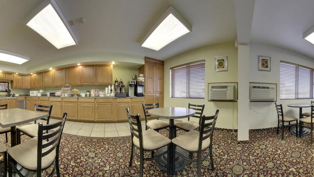 Super 8 By Wyndham Manhattan Ks Εξωτερικό φωτογραφία