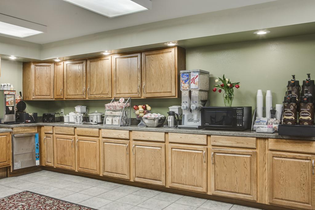 Super 8 By Wyndham Manhattan Ks Εξωτερικό φωτογραφία