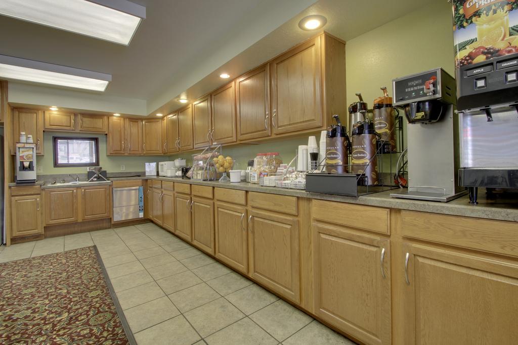 Super 8 By Wyndham Manhattan Ks Εξωτερικό φωτογραφία