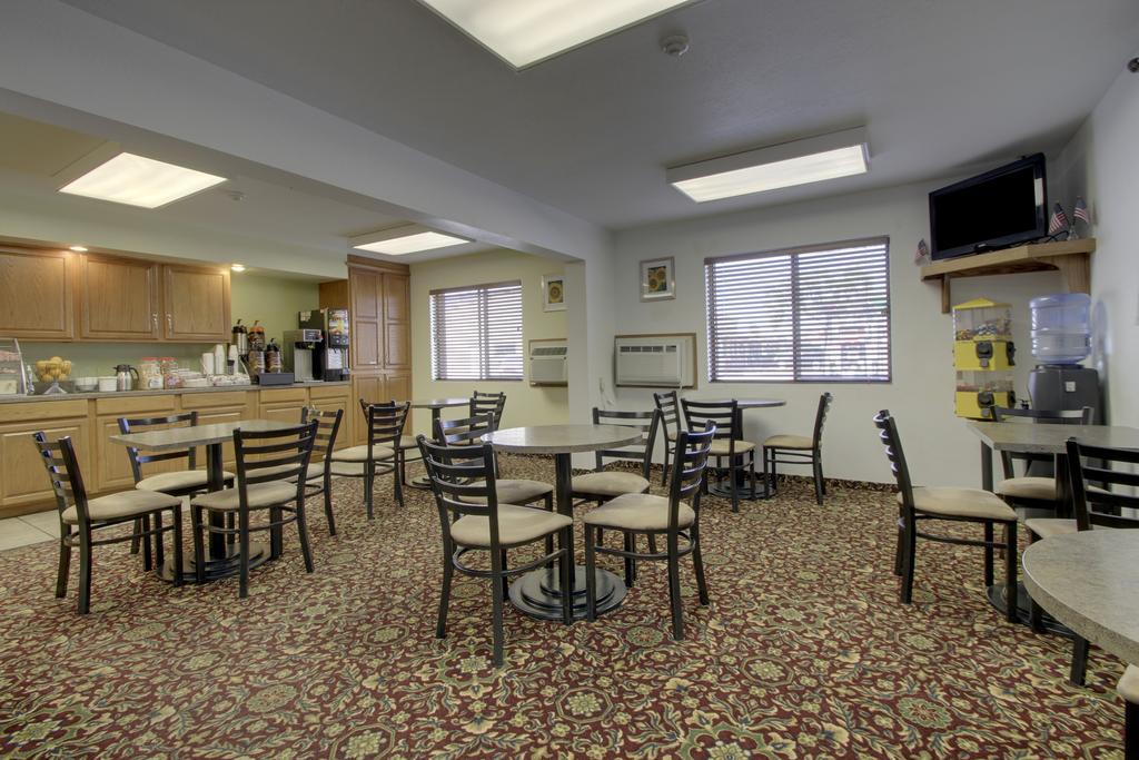 Super 8 By Wyndham Manhattan Ks Εστιατόριο φωτογραφία